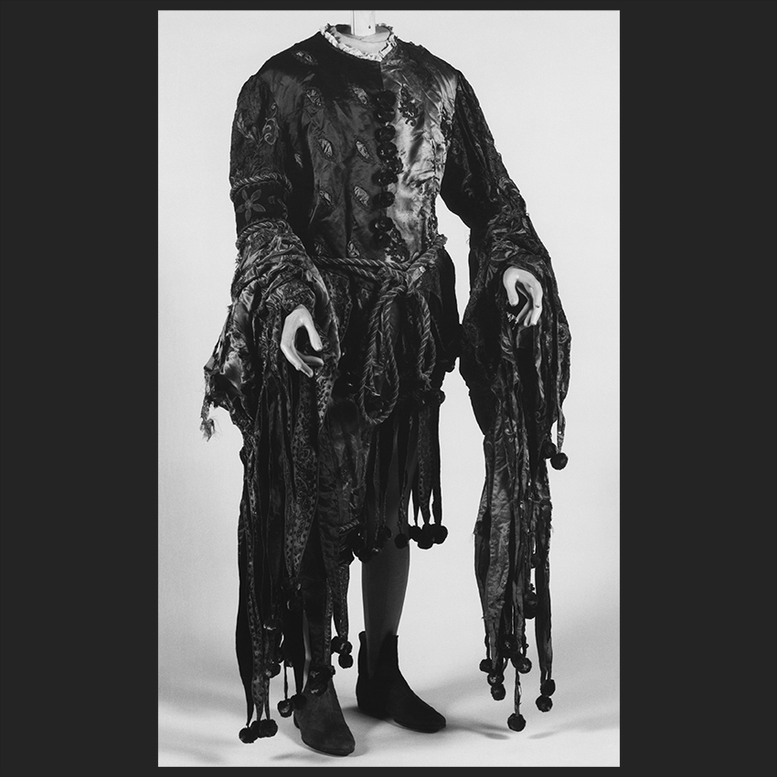Costume teatrale per Rigoletto, 1920. (incompleto di cappuccio con pellegrina e marotta)