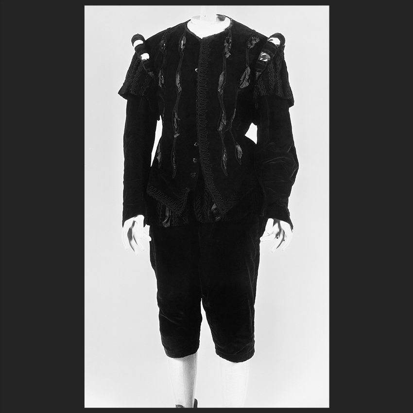 Costume teatrale per Rigoletto, 1912 (incompleto di camicia, copricapo e mantello)