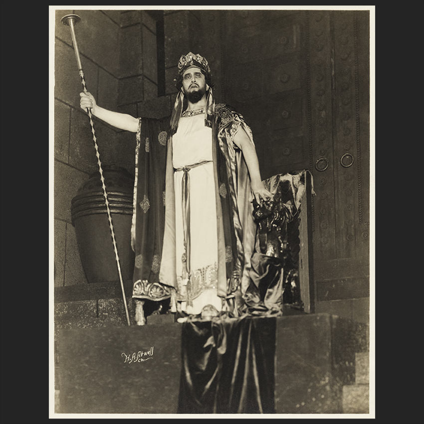 Nel ruolo di Edipo Re dall’opera omonima, Chicago 1920